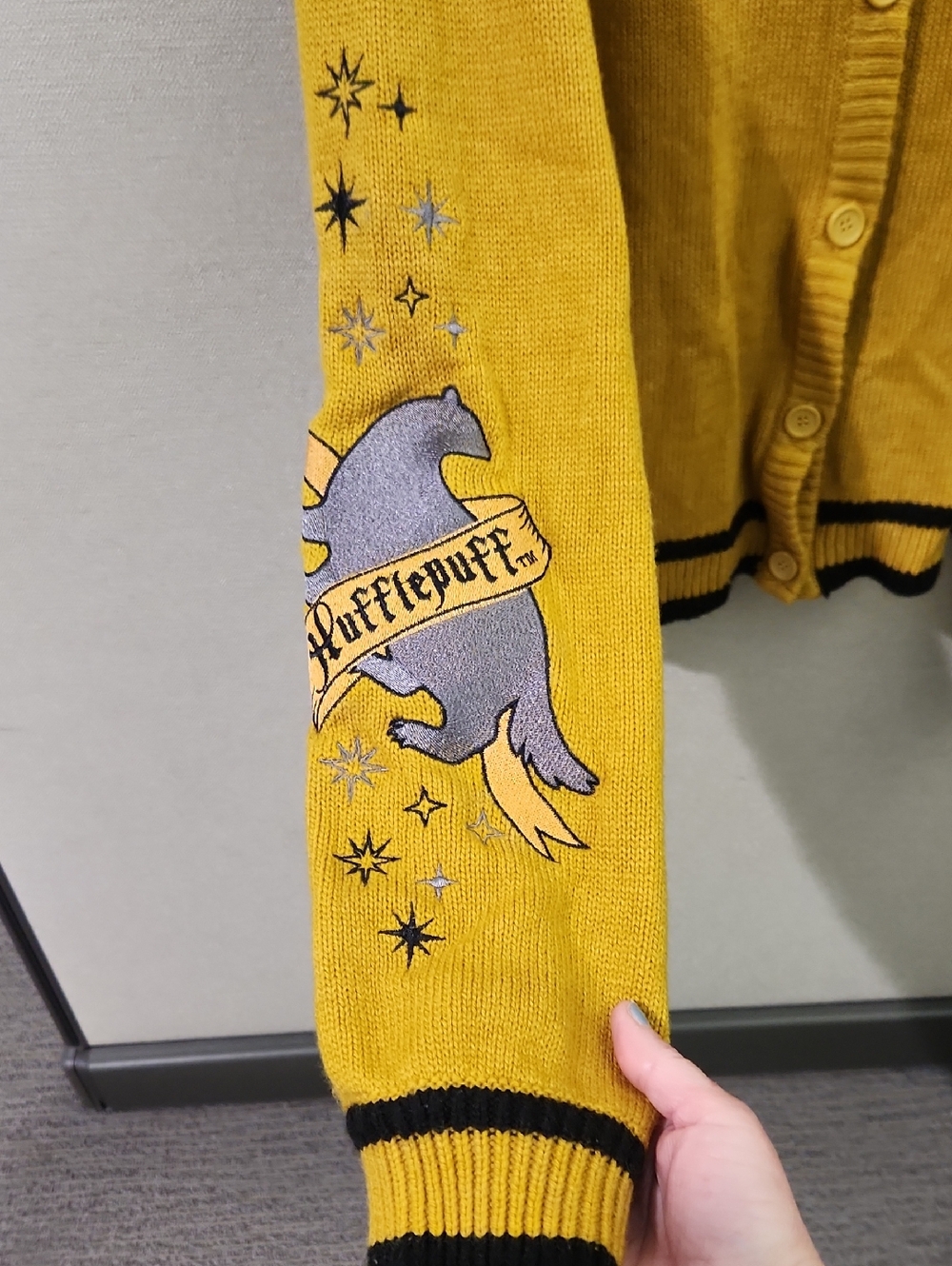 Wizarding World Harry Potter Hufflepuff Sweater Size XL - Picture 5 of 13
